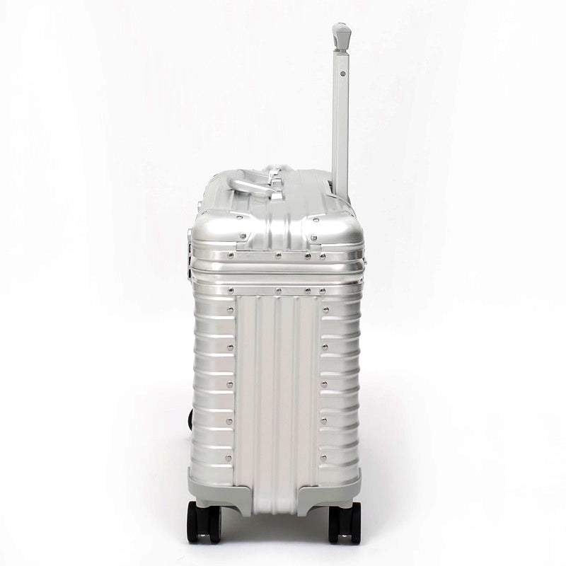 リモワ　パイロット　923.50.00.4　中古商品　34リットル　4輪