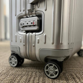 リモワ　トパーズ　932.56-2　中古商品　45リットル　4輪