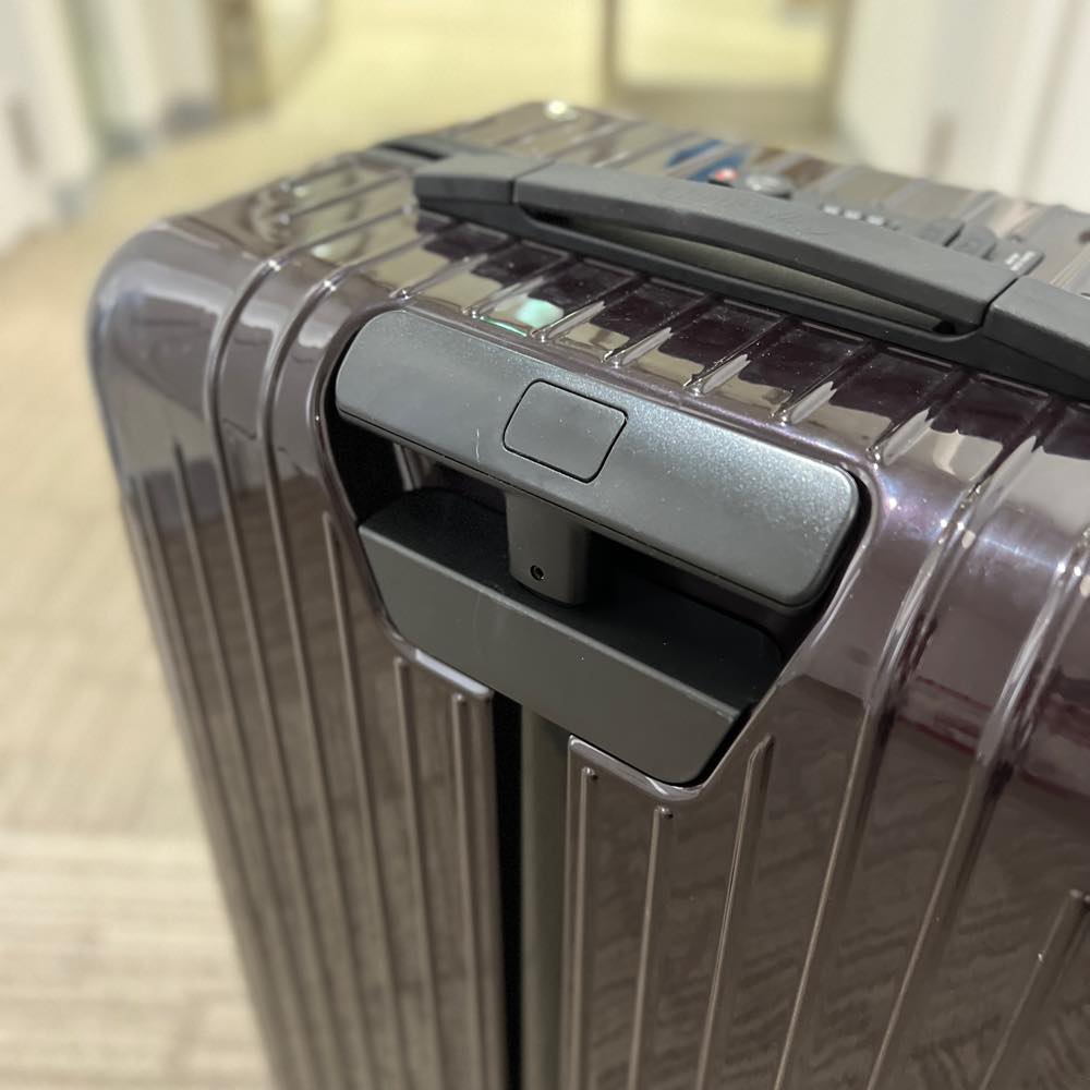 リモワ　サルサエアー　820.90　63リットル　中古商品　4輪