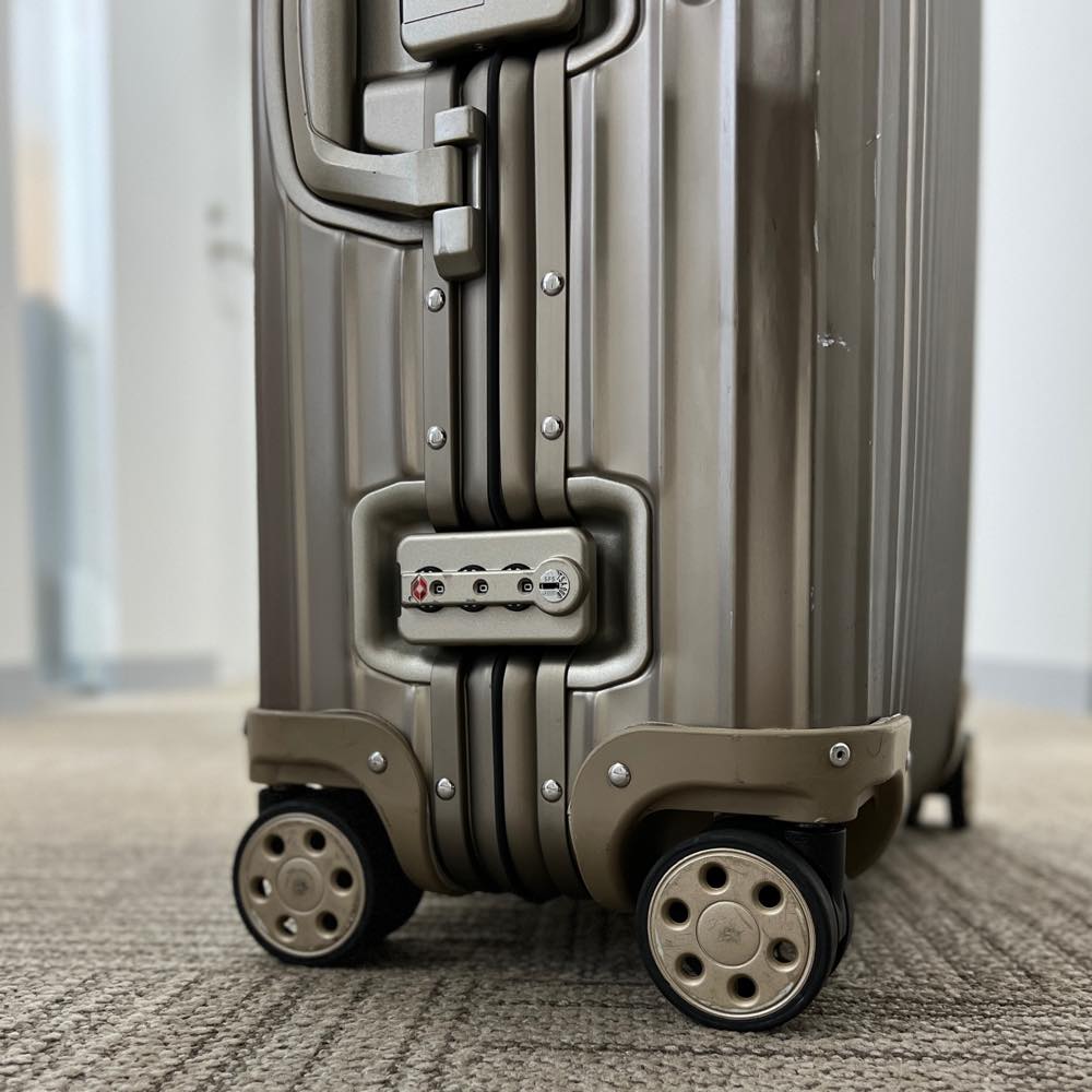 リモワ　トパーズ　945.63-2 　中古商品　64リットル　4輪